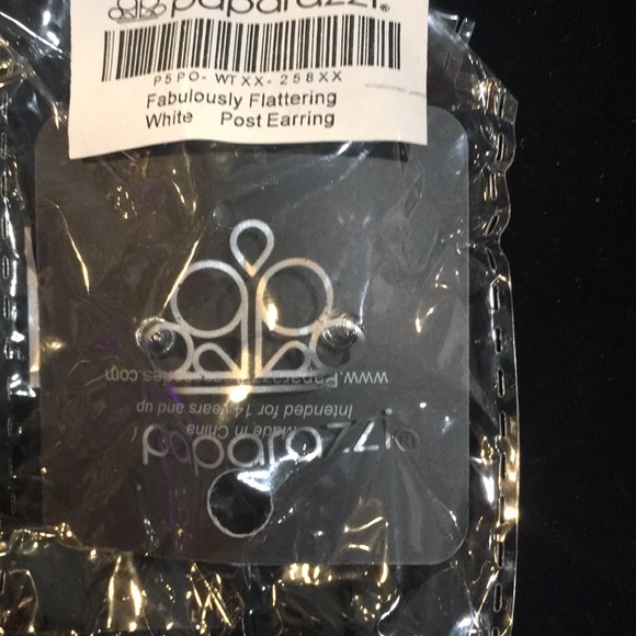 Paparazzi fabulously flattering white post earring - Picture 4 of 4